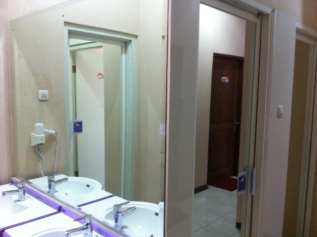 Cabin Hotel Sutomo Yogyakarta Luaran gambar